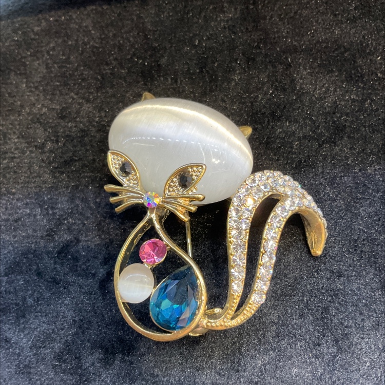 Stylish and classy kitten brooch