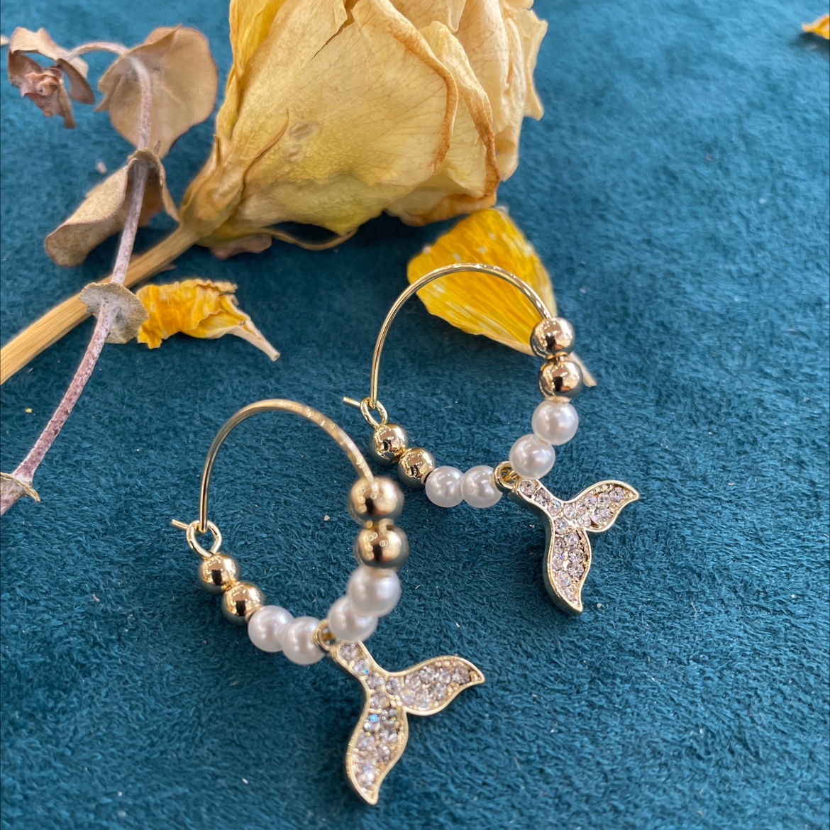 The new three-dimensional fishtail pearl earrings and stud earrings from Yudie are exquisite, fashionable and elegant. Yudie accessories Specification image