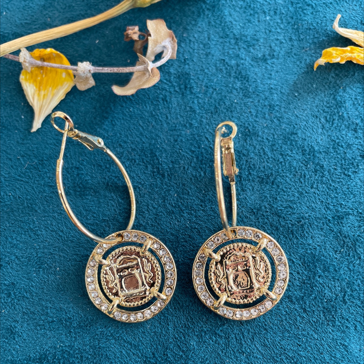 Yudie's new French retro portrait earrings, a light luxury and simple style s925 silver needle earrings Application Scenario