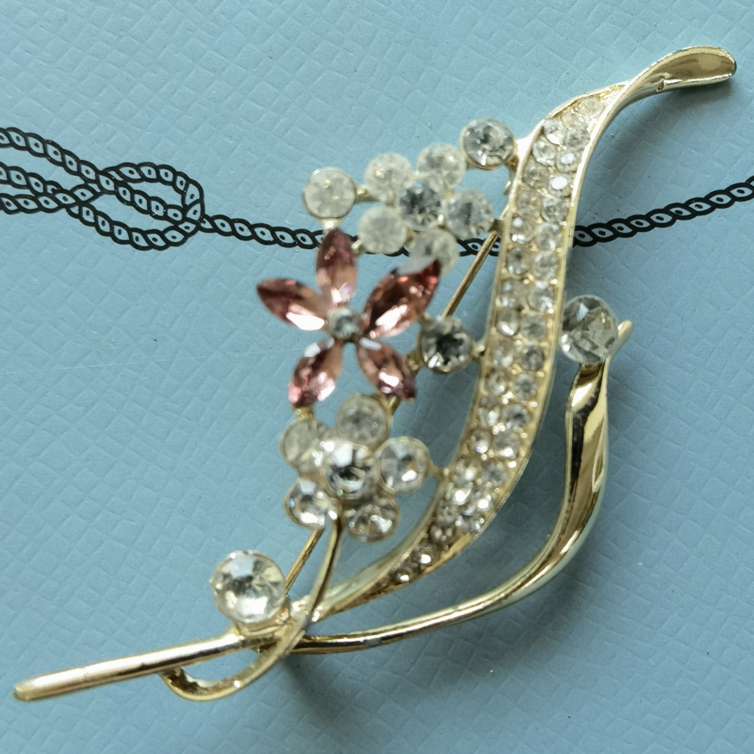 Stylish all-in-one glass alloy brooch