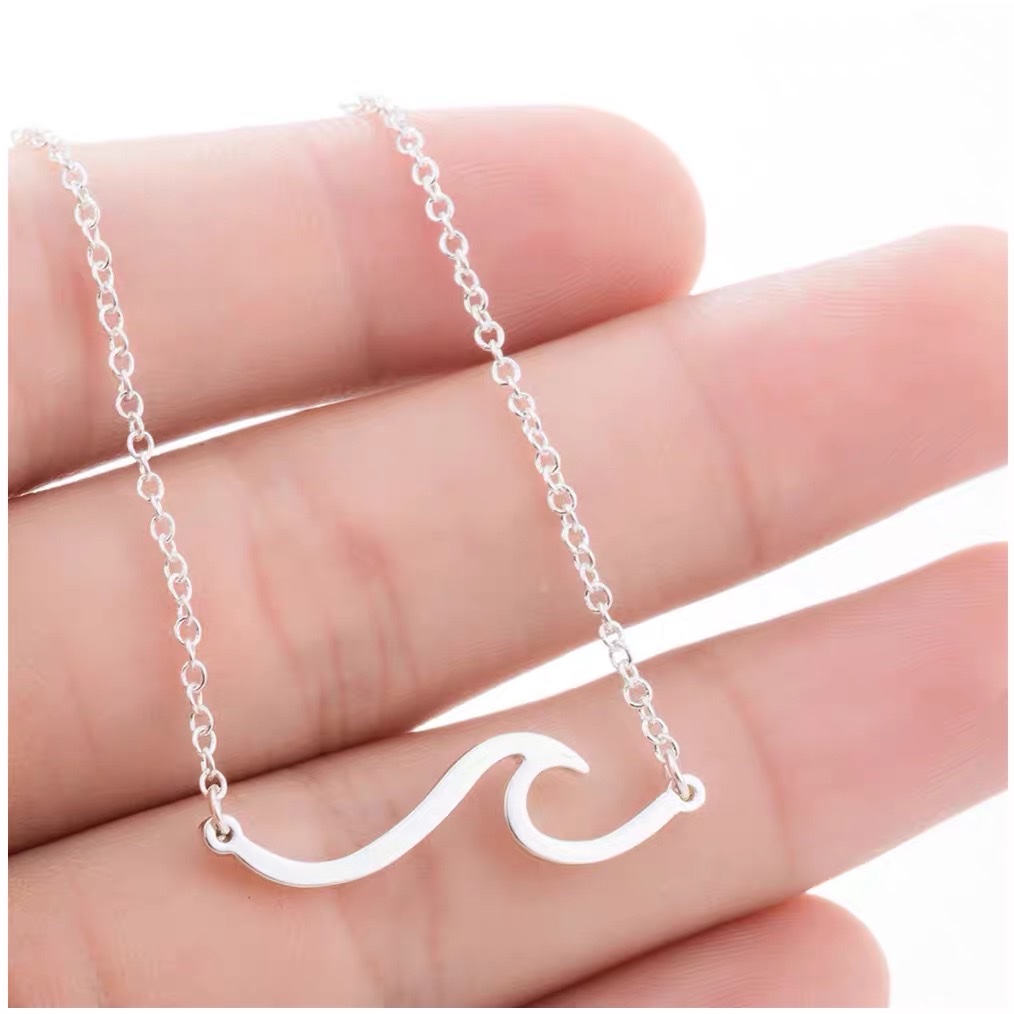 A versatile and trendy European and American accessory, a simple and fashionable stainless steel wavy necklace and bracelet for women details Picture