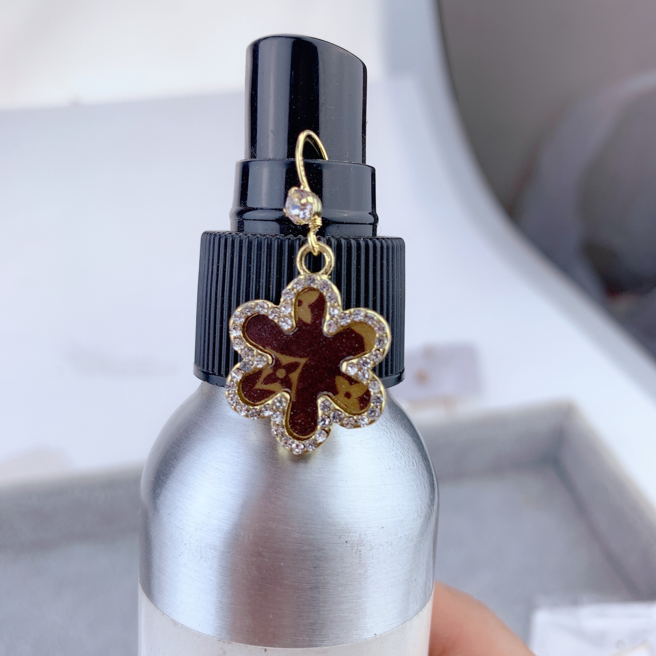 Flower earrings for women, summer, high-end, light luxury and ethereal ear hooks, 2021 new trendy earrings, elegant and niche earrings Application Scenario