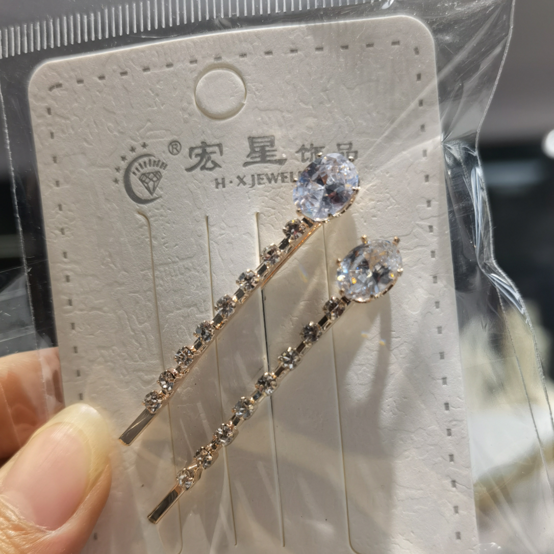 Sparkling diamond one-line hair clip, European and American fashion show, versatile, full diamond bangs clip, popular headwear, side clip hair accessory, 37-year-old woman