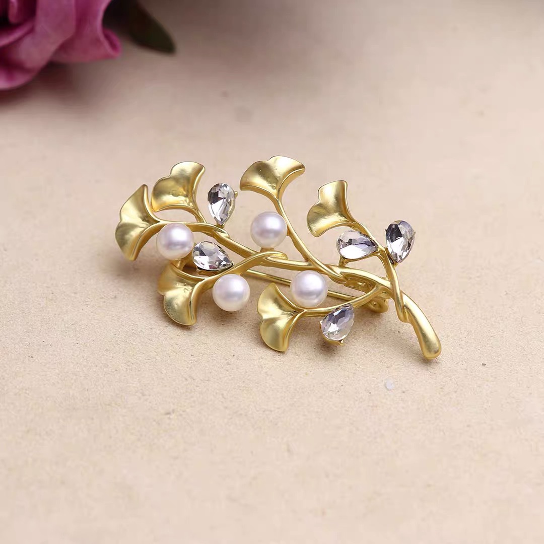 Multi-bead gingko corsage women's all-in-one coat coat anti-slip brooch accessories free shipping