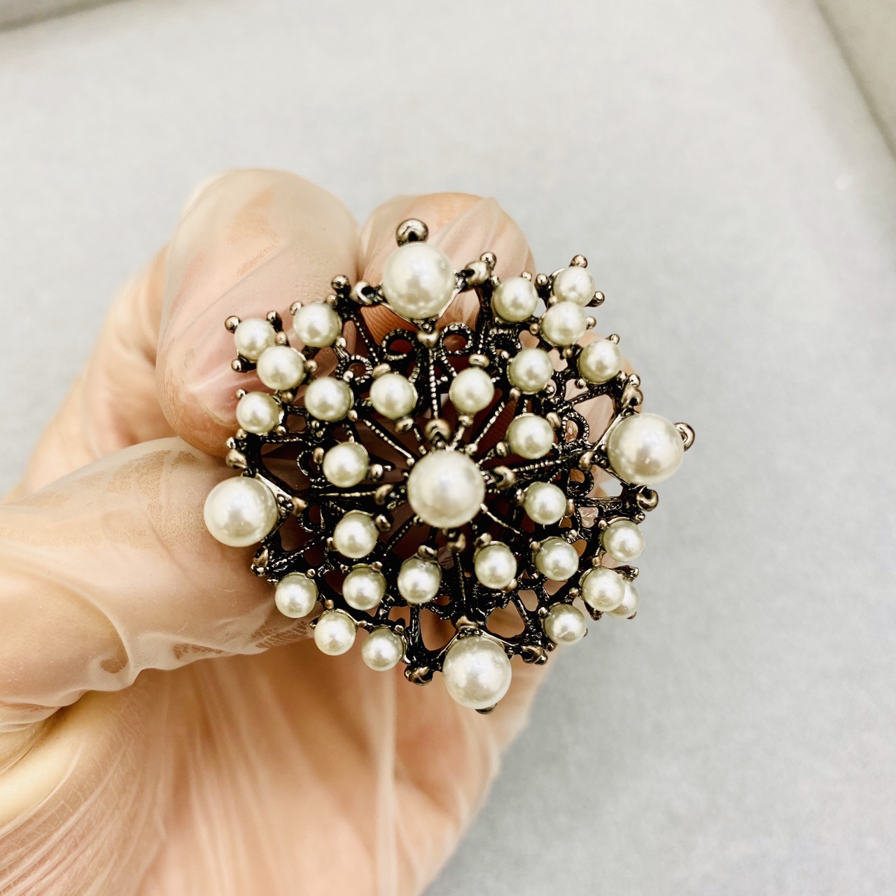European and American retro pearl alloy corsage, elegant brooch, high-end silk scarf clasp birthday gift