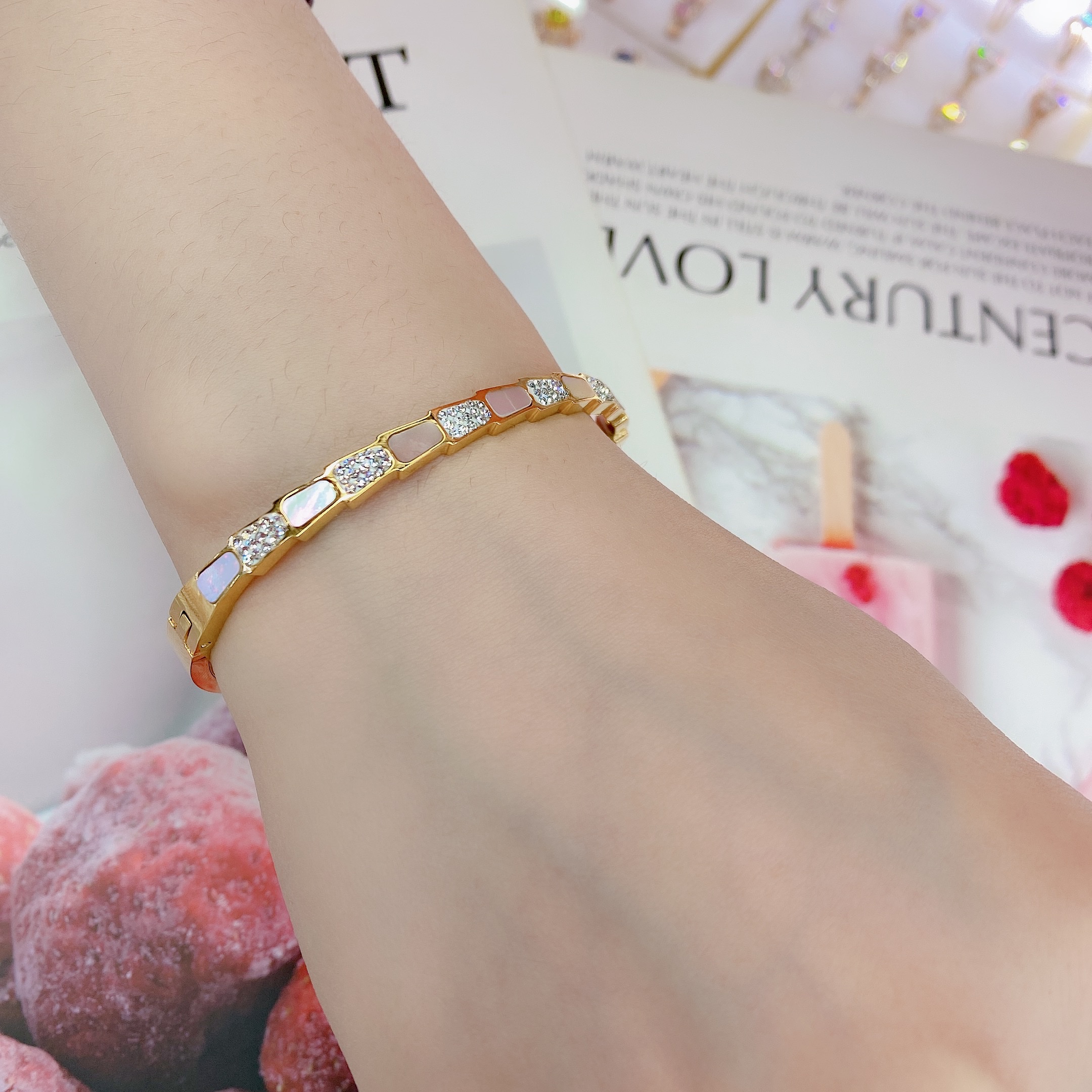 Chenglong Jewelry 2021 New Style Women's rose gold Full diamond White mother-of-pearl snake bone niche Internet Celebrity bracelet Titanium steel non-fading B0007-95 details Picture