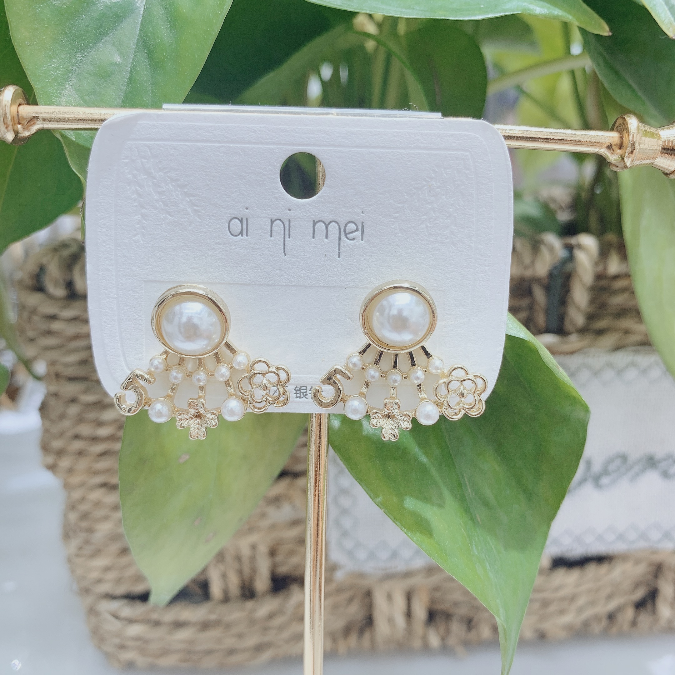 Pearl stud earrings, a simple, fashionable, casual, versatile, slimming, elegant, artistic, individualistic and trendy Korean version Item Picture