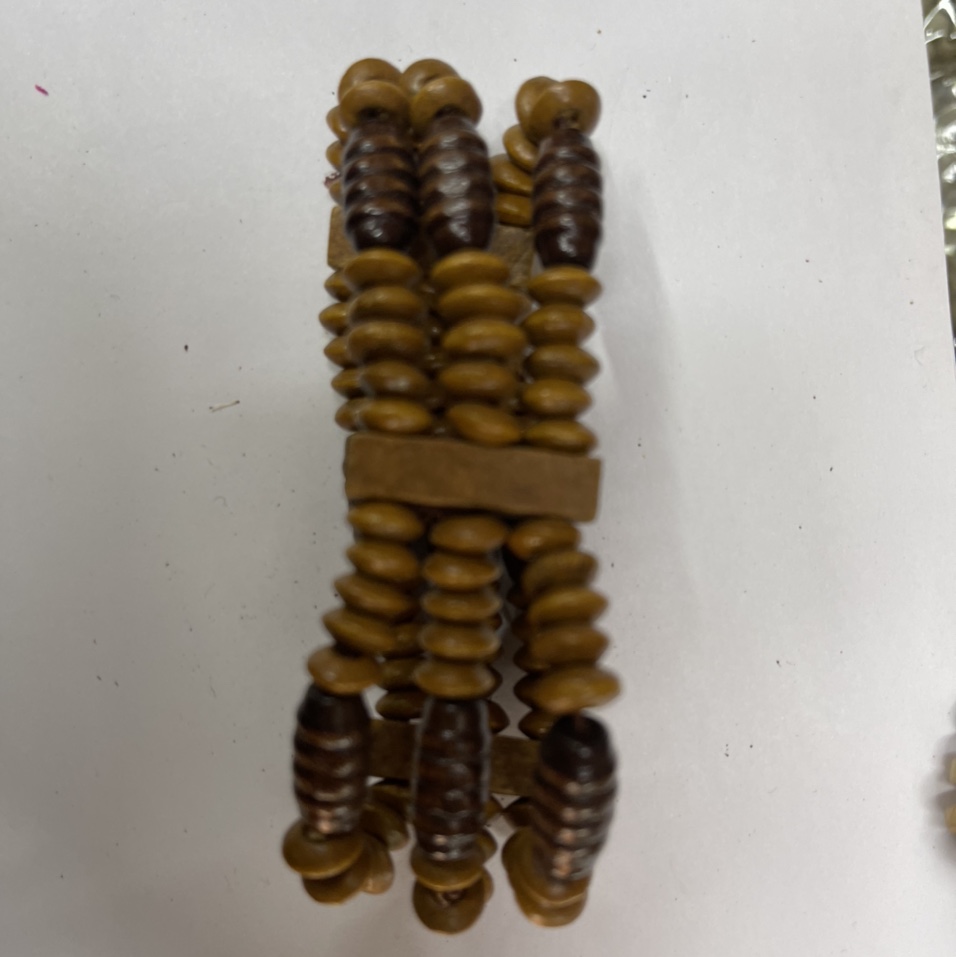 Accessory bracelet with wooden accessories