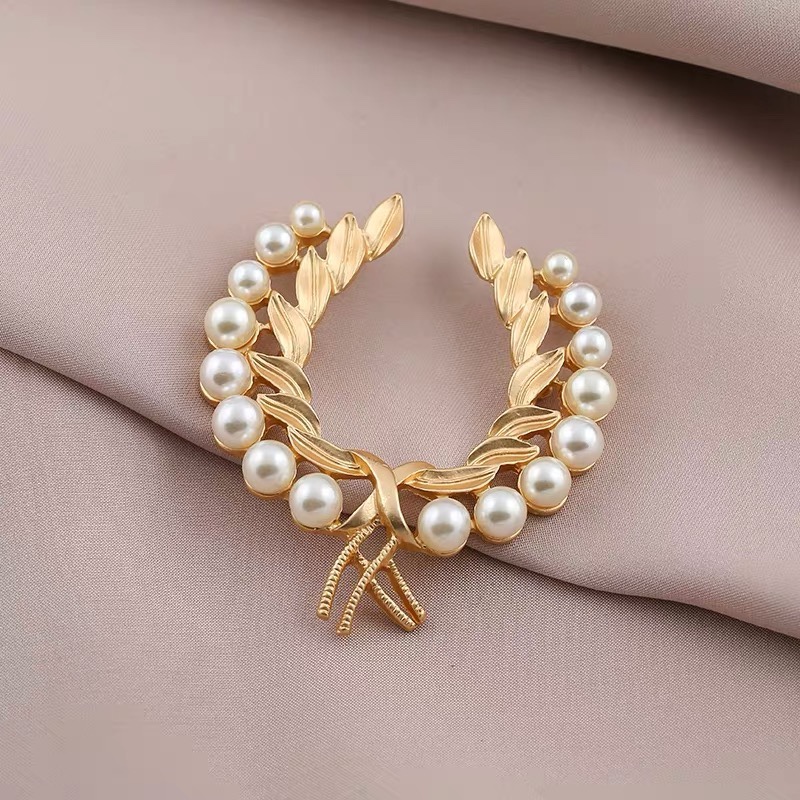 New Baroque-style brooch, artistic and retro matte gold pearl, versatile suit cardigan, overcoat and clothing accessories