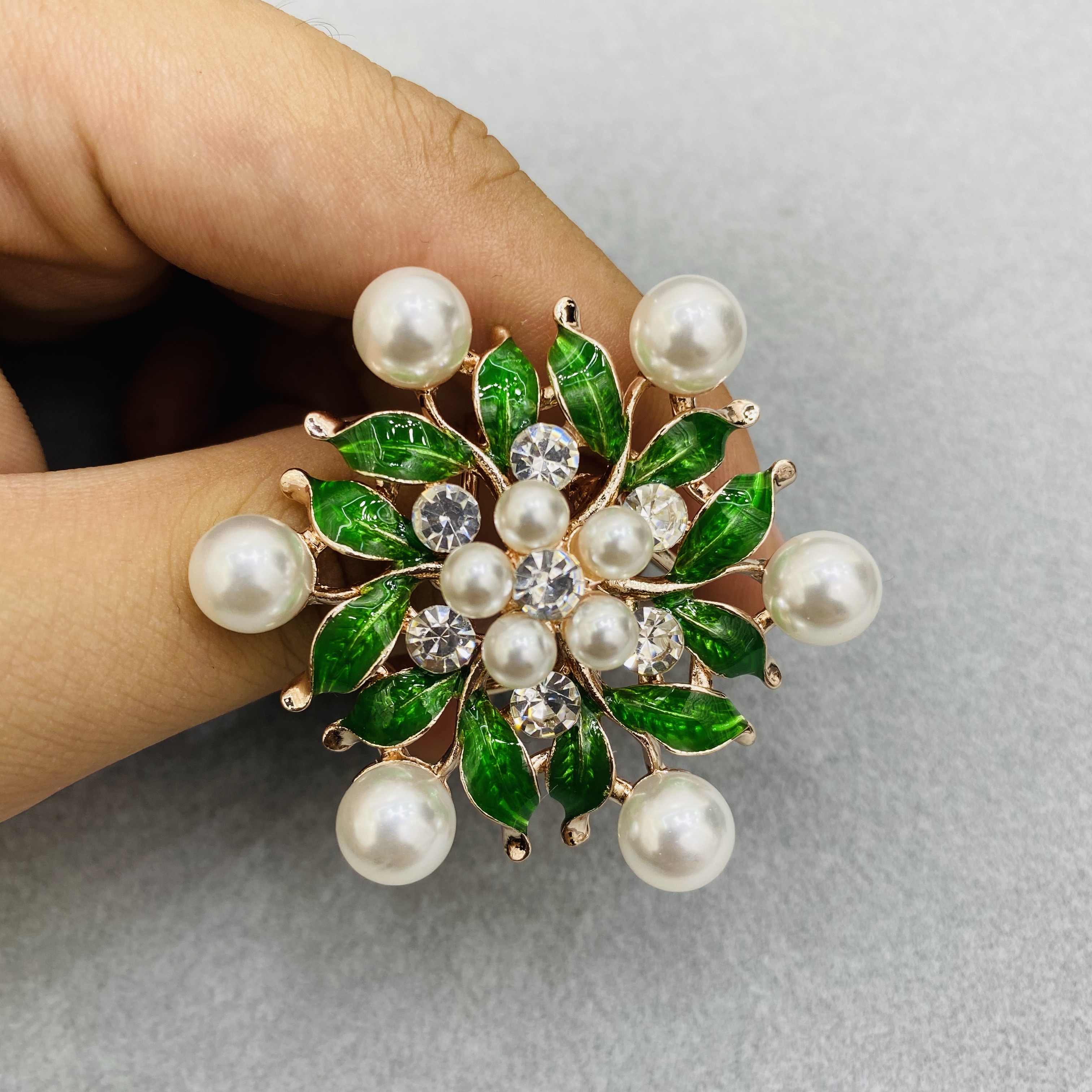 Pearl water diamond, European and American retro brooch, elegant brooch, high-end silk scarf clasp birthday gift Item Picture