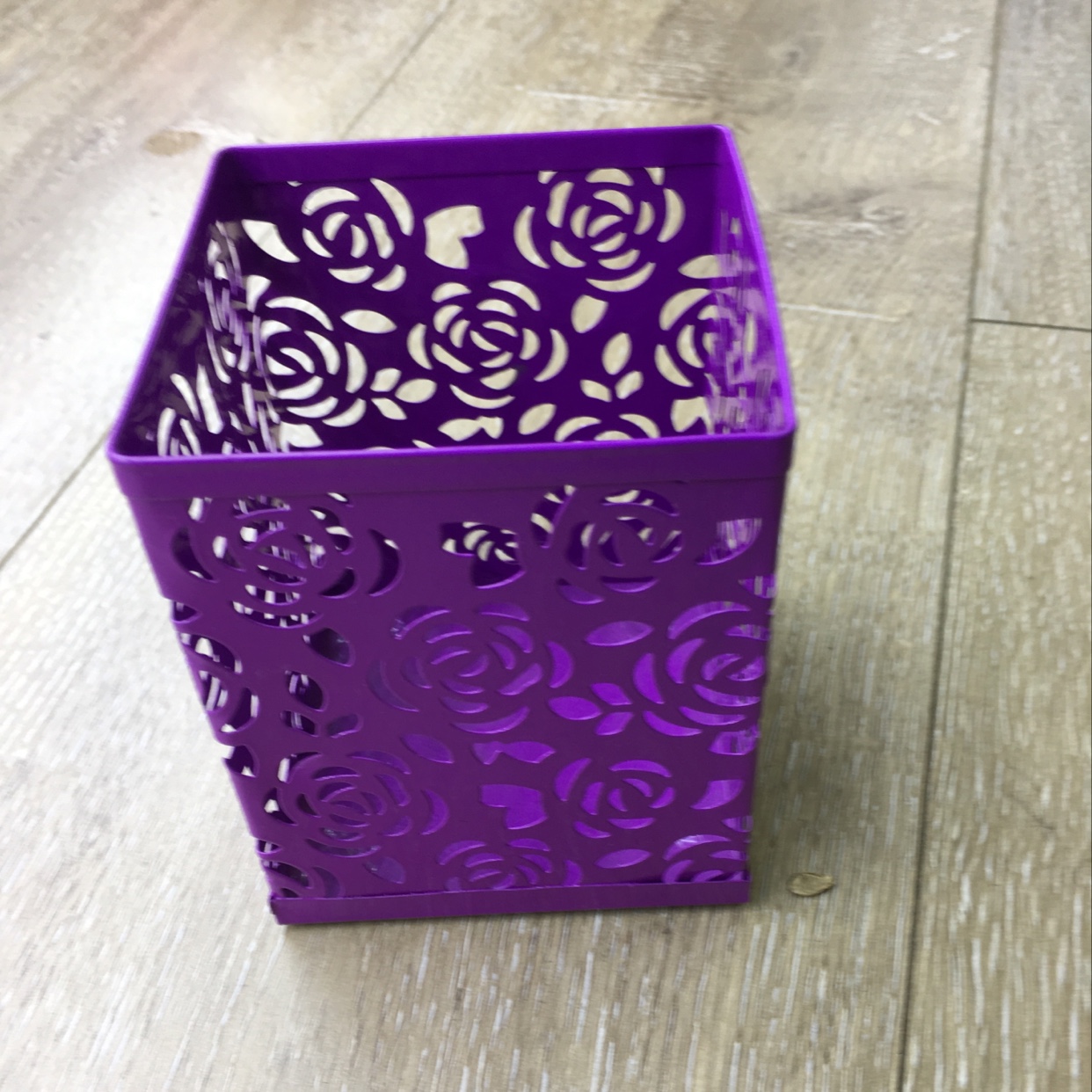 A square pen holder with floral patterns