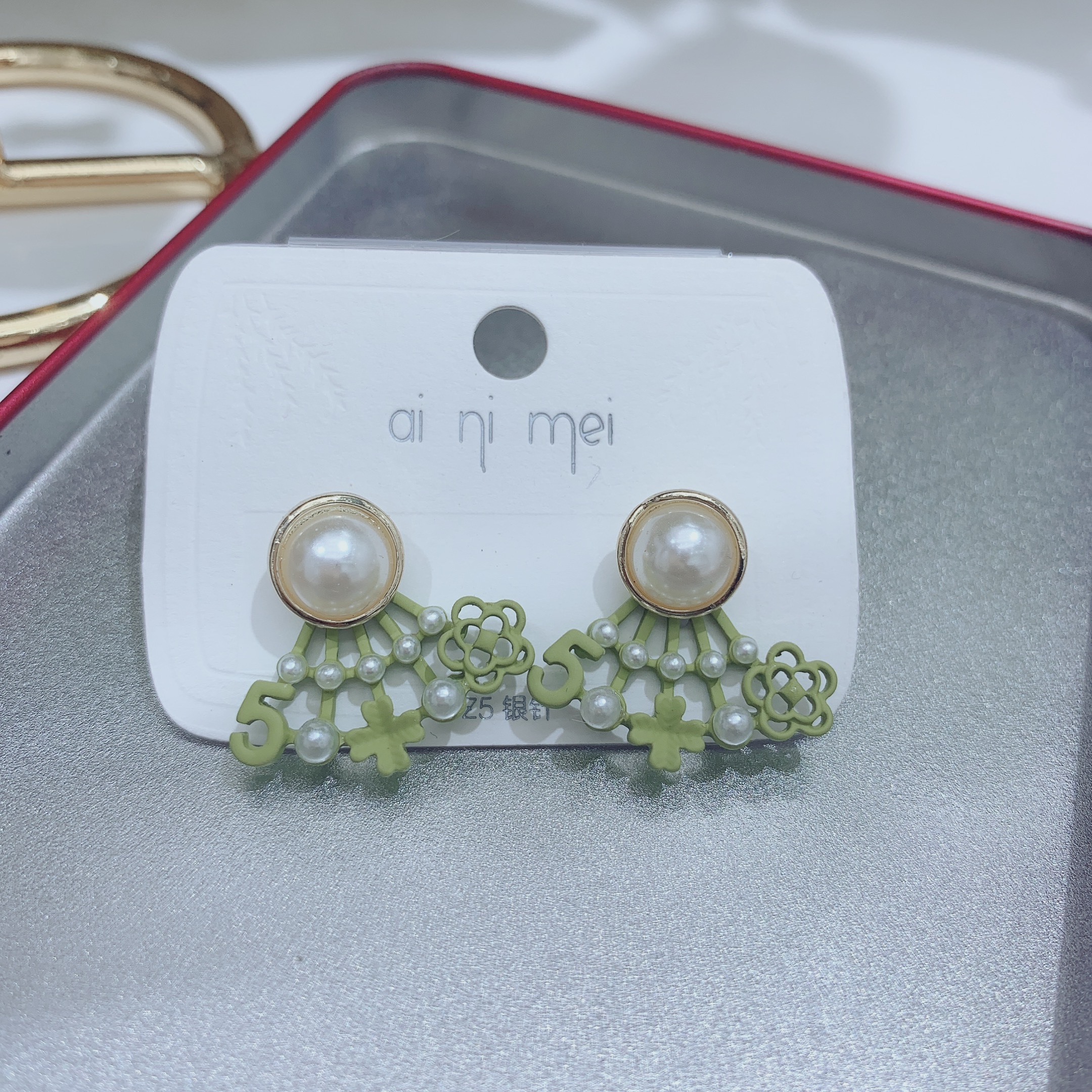 The pearl stud earrings are a simple, fashionable, casual, versatile, slimming, elegant, artistic, individualistic and trendy Korean-style green flower design Specification image