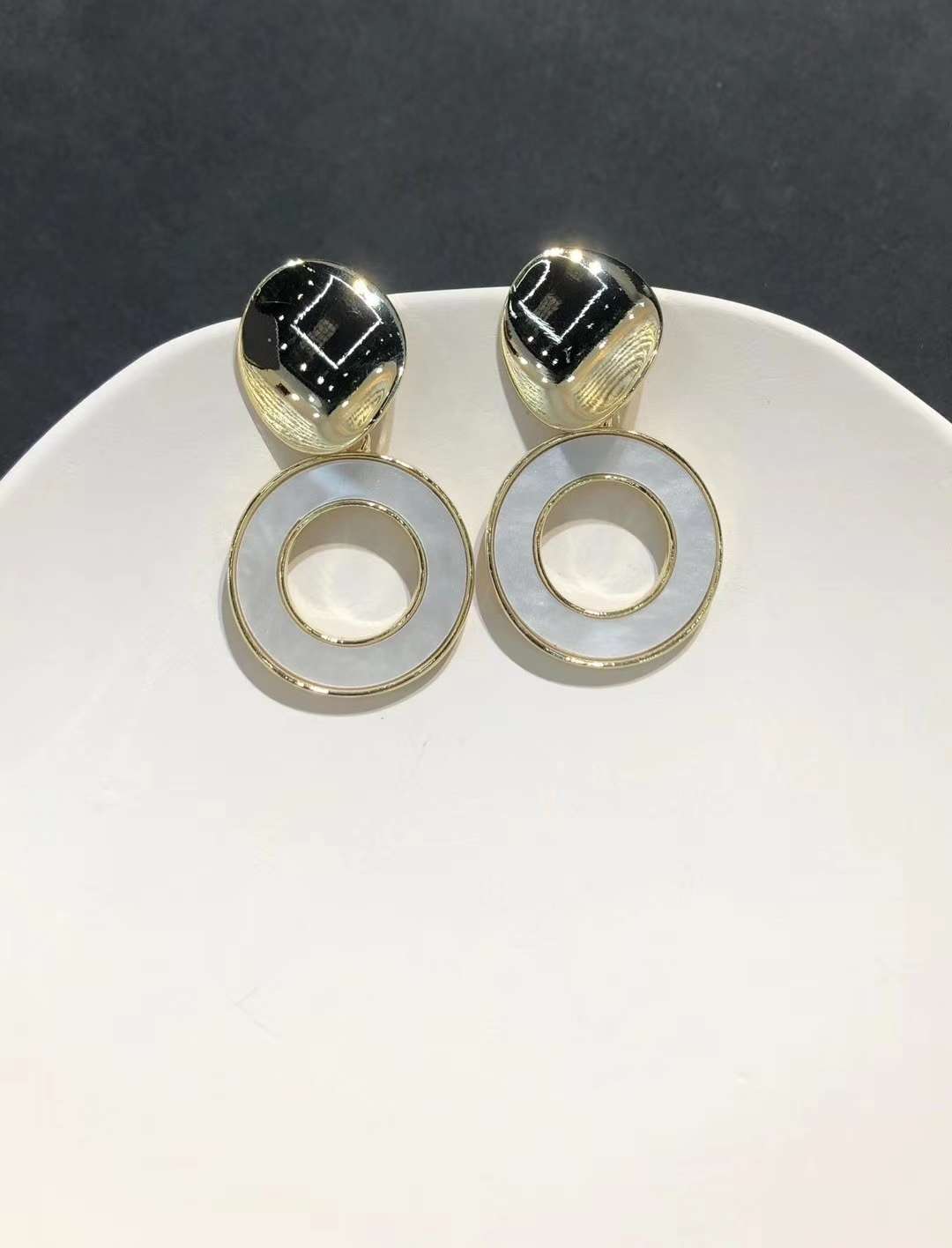 The Pearl Bean minimalist round ear studs, a new 2021 trendy and simple women's small earrings and earrings details Picture