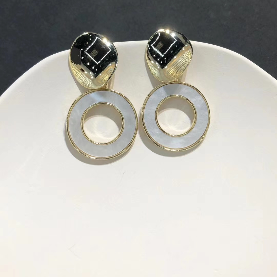 The Pearl Bean minimalist round ear studs, a new 2021 trendy and simple women's small earrings and earrings