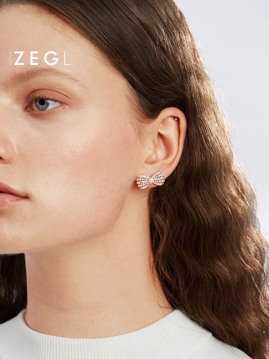 High-end bow stud earrings for women, retro and light luxury style, small earrings, 925 silver needle, internet-famous earrings Item Picture