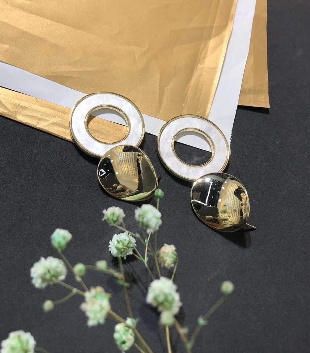 The Pearl Bean minimalist round ear studs, a new 2021 trendy and simple women's small earrings and earrings Specification image