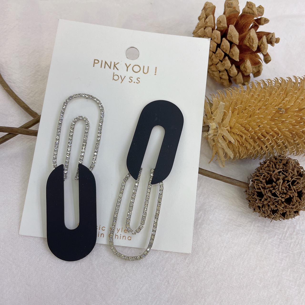 2021 new European and American two-color earrings fashion niche design sense earrings earrings show small face thumbnail