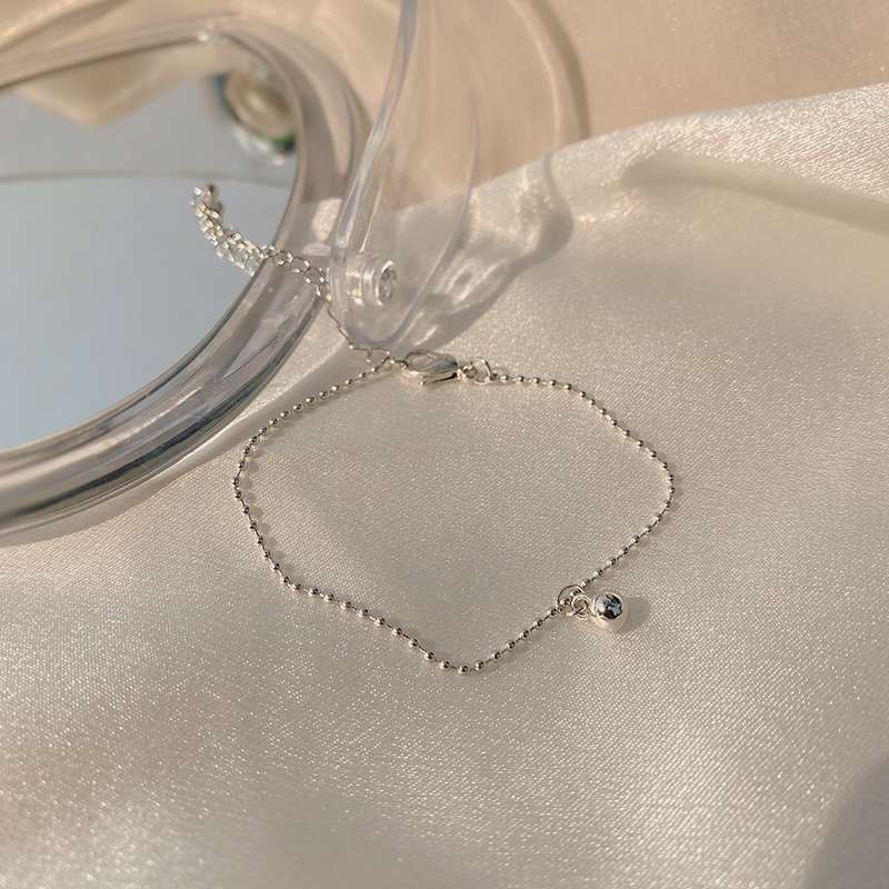 Pulsera de bola plateada para mujeres luz extravagins simplicidad viento frío sensación premium sentido del diseño de nicho nueva tendencia 2021 Application Scenario