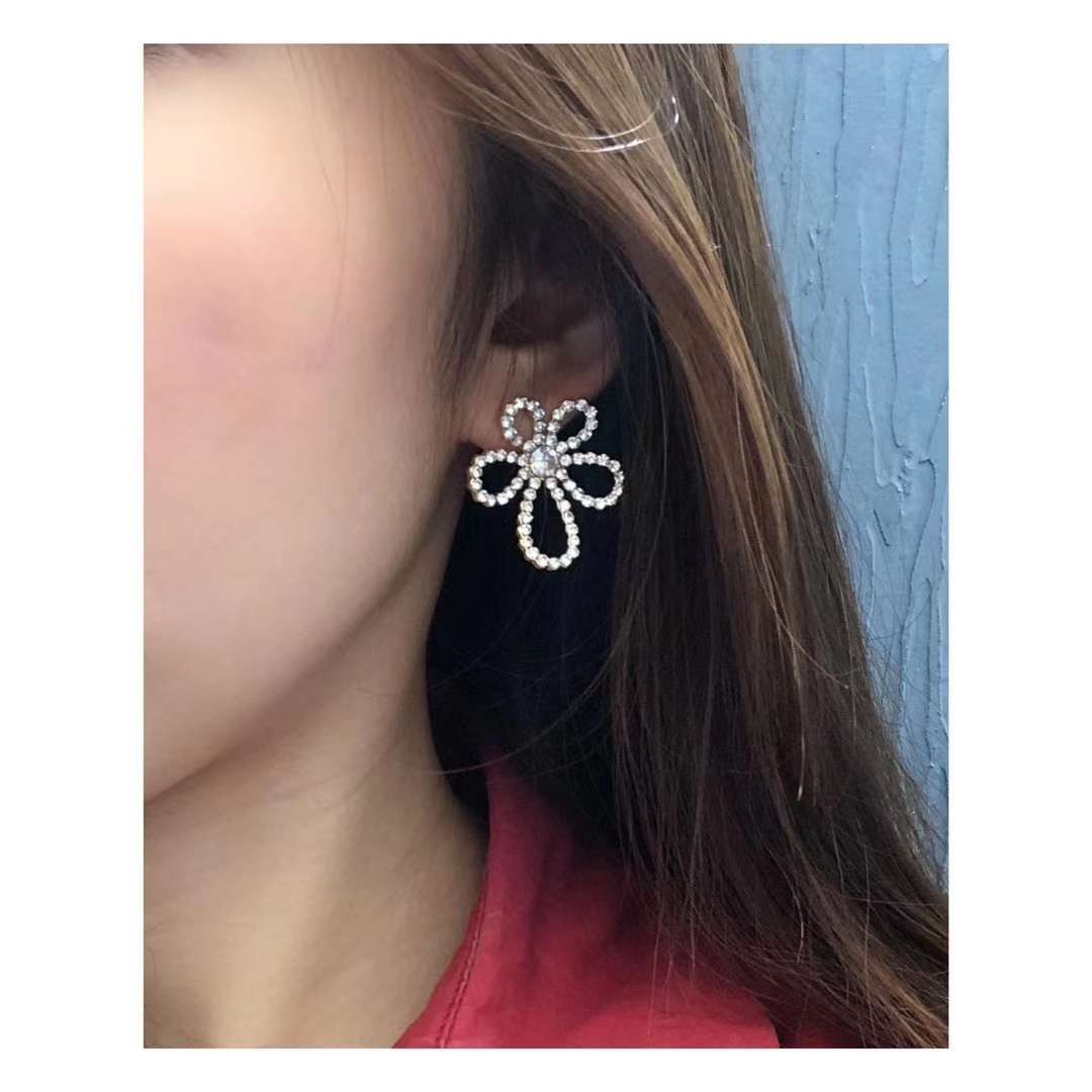 Retro French design flower earrings, high-end summer stud earrings for women, Korean-style high-end internet-famous earrings Specification image