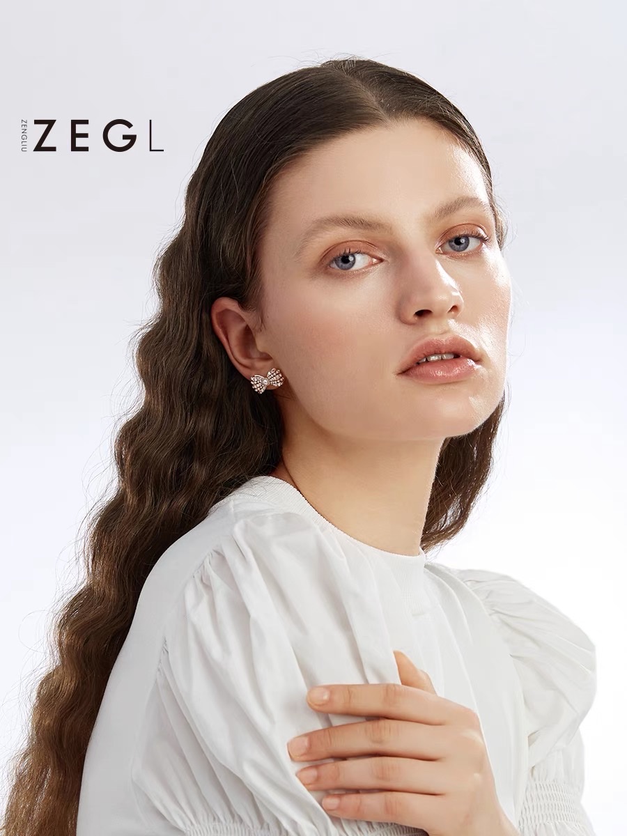 High-end bow stud earrings for women, retro and light luxury style, small earrings, 925 silver needle, internet-famous earrings Specification image