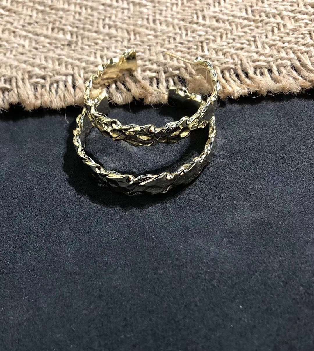 Retro diseño francés sentido de metal C pendientes para mujeres verano premium pendientes coreanos temperamento premium influencers orejeras Application Scenario