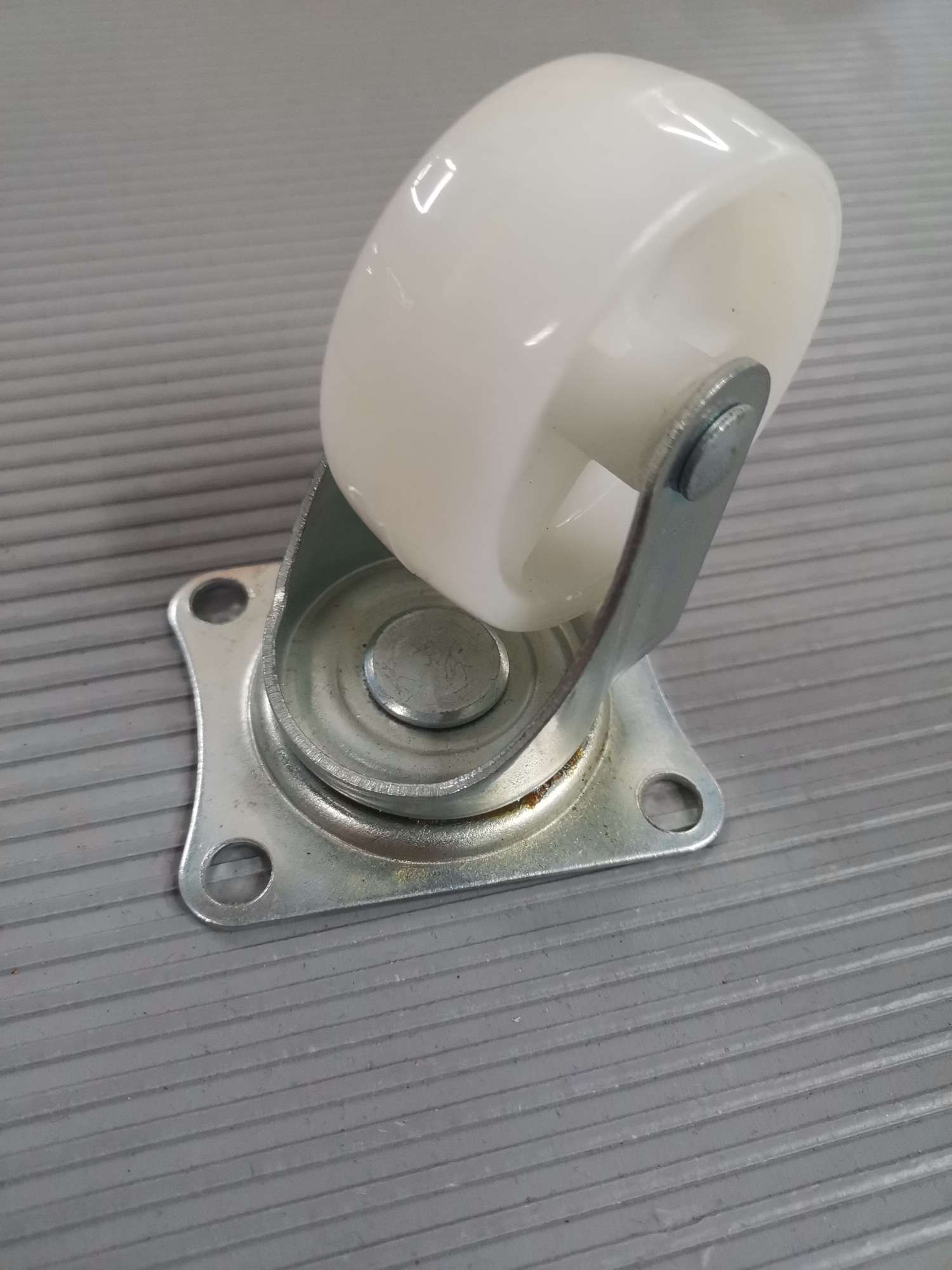 2-inch white PP flat-bottomed swivel casters, lightweight casters details Picture