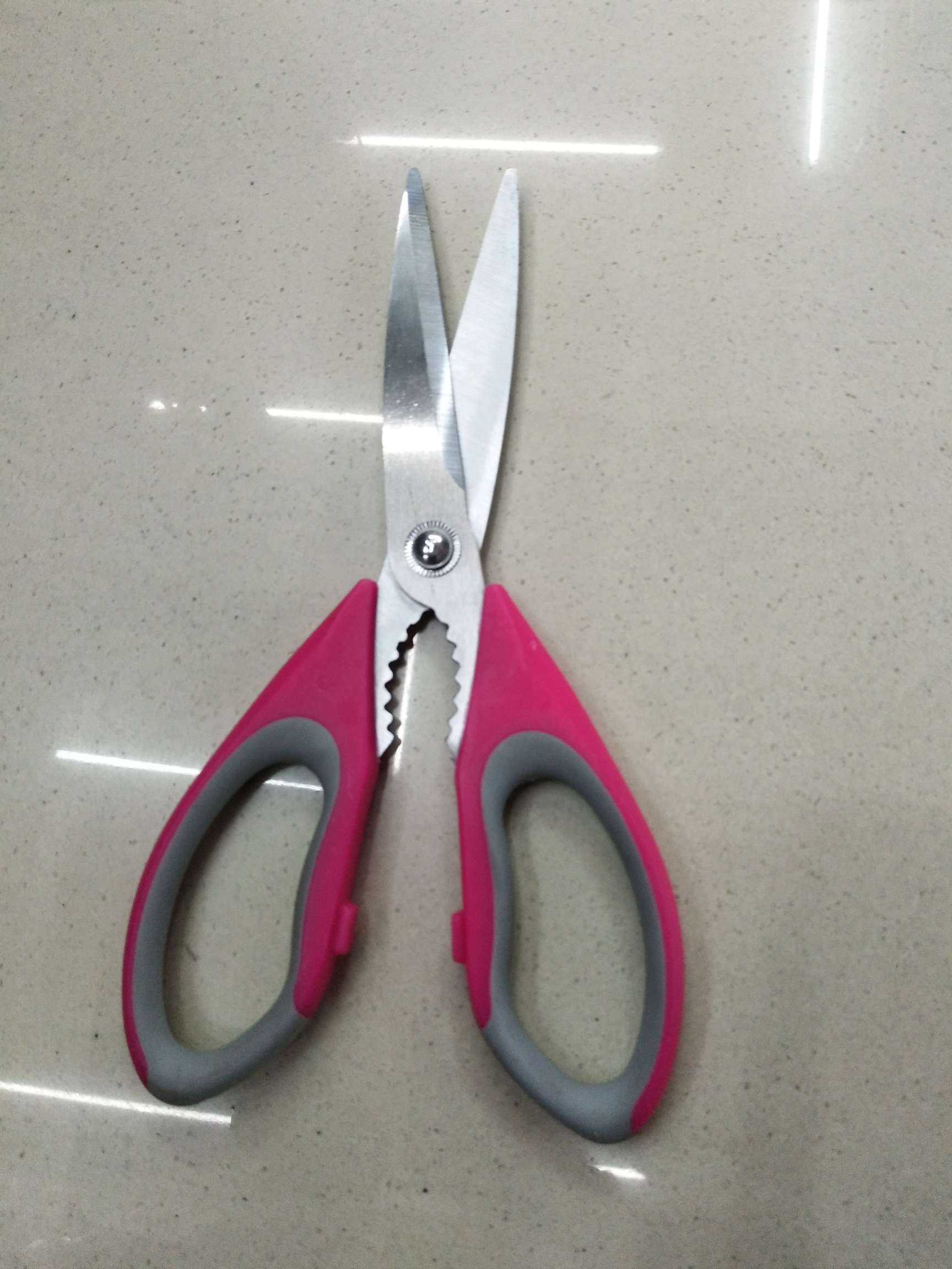 Scissors, kitchen scissors, multi-functional kitchen scissors, multi-functional kitchen hardware, kitchen bottle opener, scissors, hardware knives Application Scenario