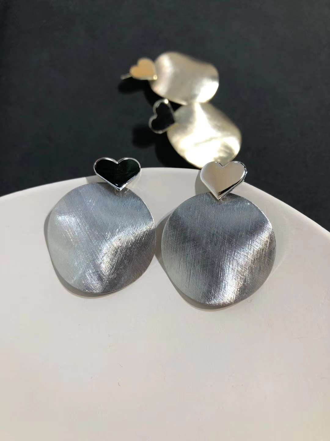 Retro French design sense heart-shaped brushed gold earrings, high-end summer stud earrings for women, Korean-style high-end internet-famous earrings Application Scenario