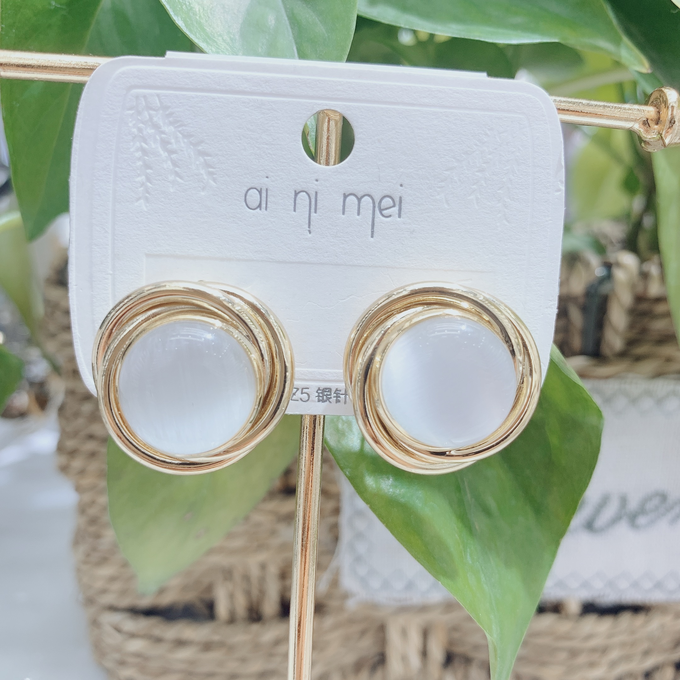 Earring Women's 2021 new trendy summer earrings, high-end stud earrings, elegant and grand, retro Hong Kong style, attracting love Item Picture