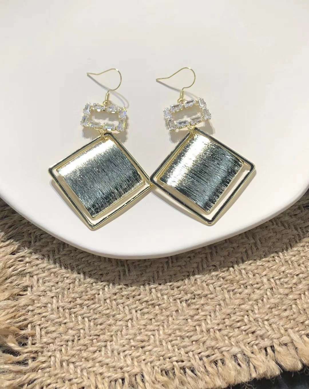 Retro French design style earrings, high-end summer stud earrings for women, Korean-style high-end internet-famous earrings details Picture