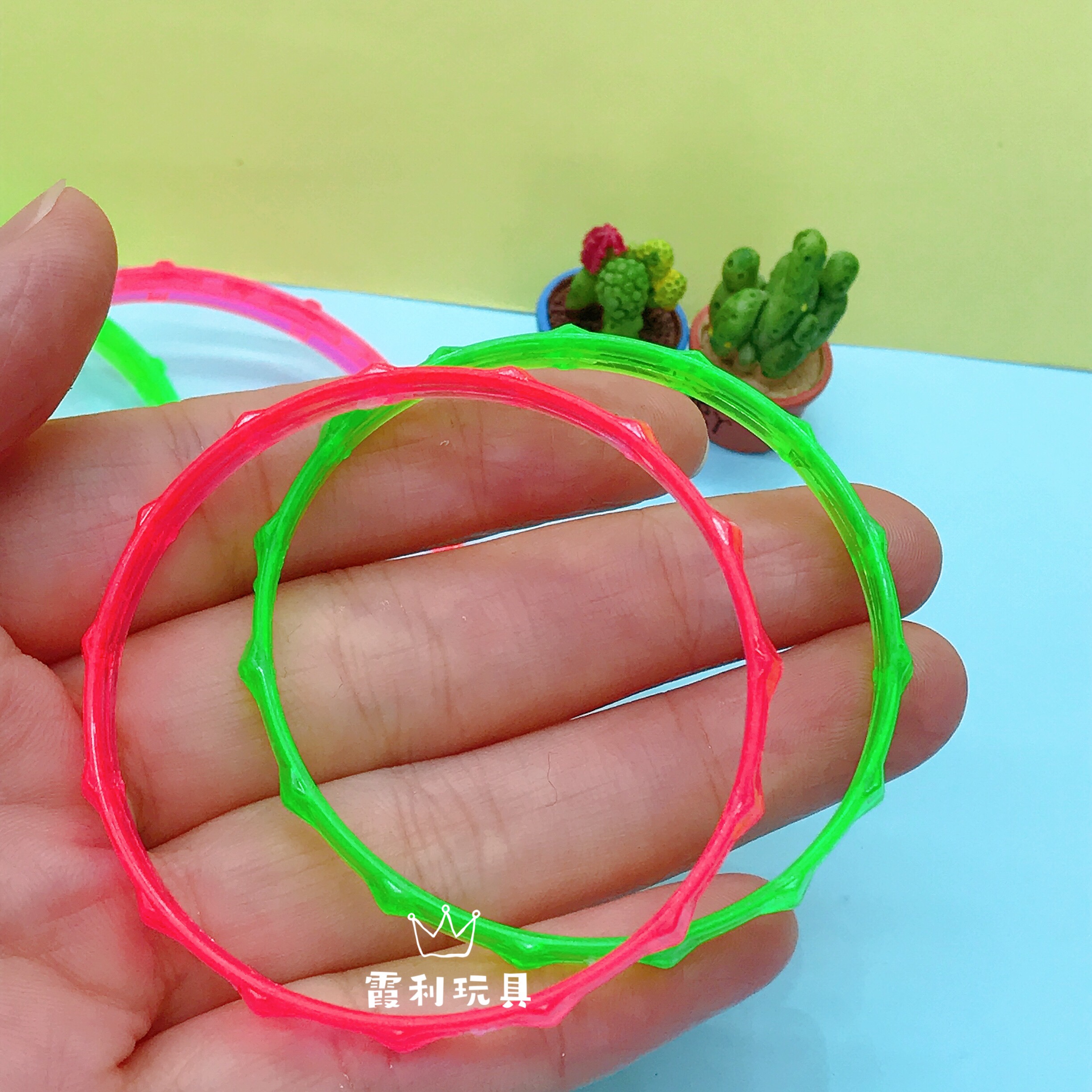 Plastic color wristbands, children's plastic accessories, make-or-play gifts Specification image
