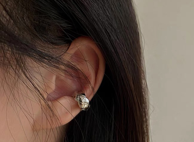 The French checkered cold style retro ear clips, without ear holes, exude a feminine charm and are simple and fashionable. The ear bone clips are ethereal and forest-like, extremely fairy-like Specification image