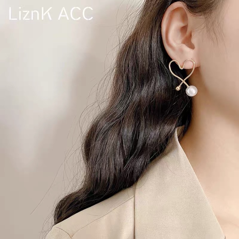 安娜ss同款法式心形耳钉金属设计感爱心珍珠耳坠chic气质耳环耳饰细节图