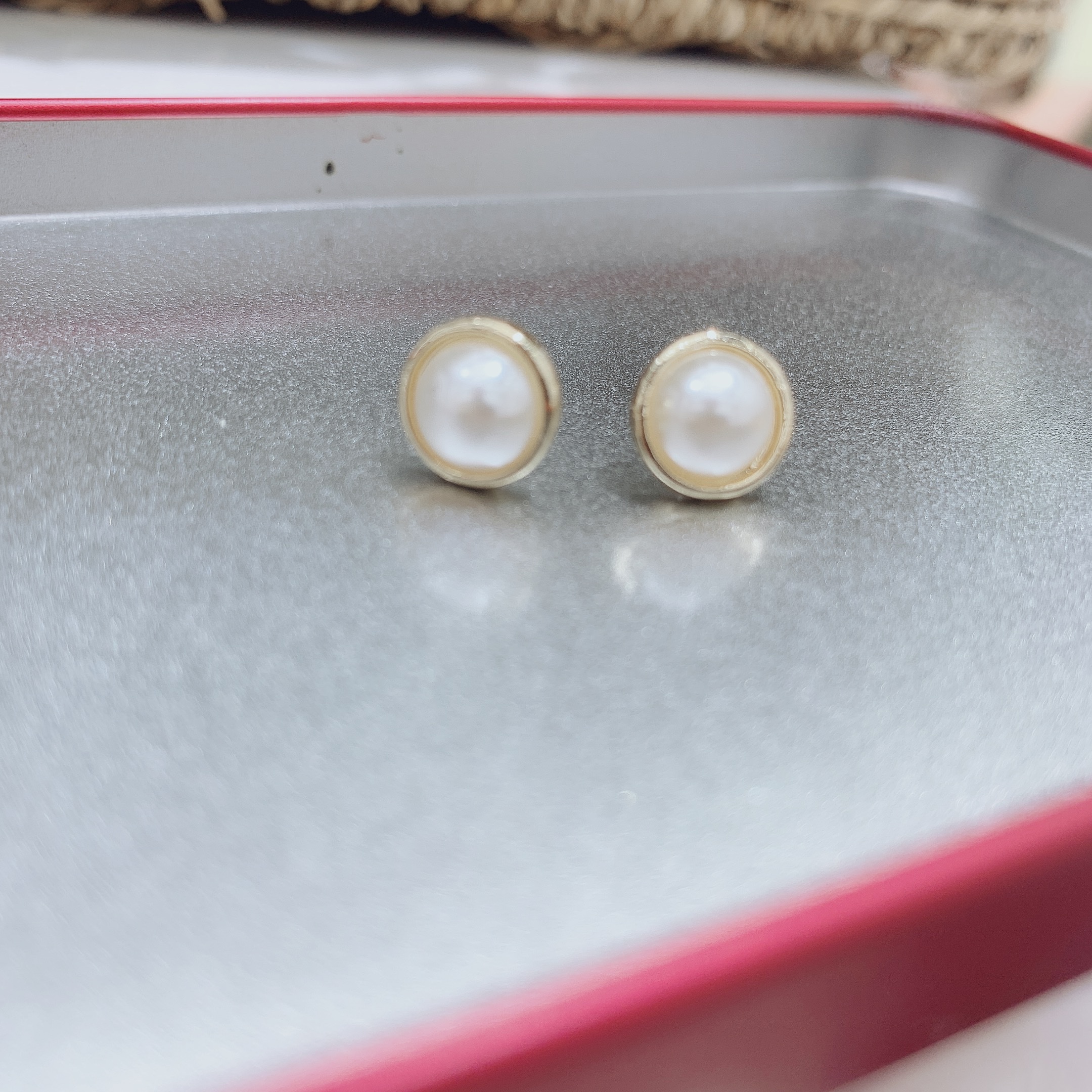 The pearl stud earrings are a simple, fashionable, casual, versatile, slimming, elegant, artistic, individualistic and trendy Korean-style green flower design Item Picture