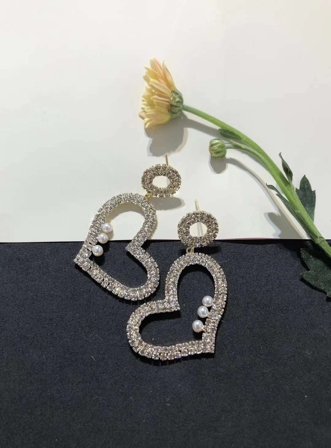 Niche design sense, heart-shaped Bean minimalist stud earrings, 2021 new trendy and simple women's small earrings and earrings Item Picture