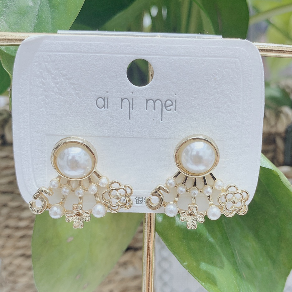 Pearl stud earrings, a simple, fashionable, casual, versatile, slimming, elegant, artistic, individualistic and trendy Korean version