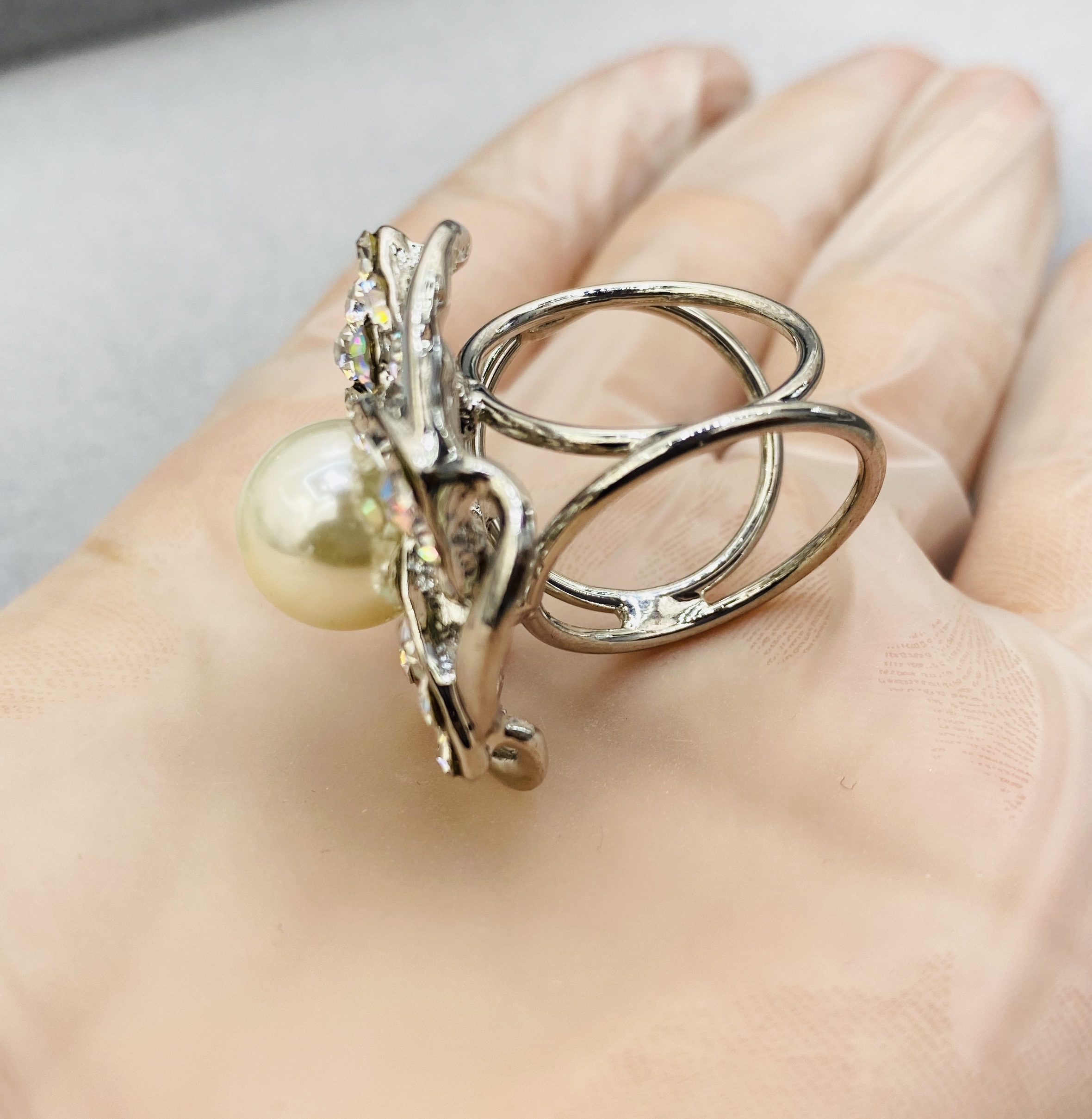 European and American retro rhinestone alloy pearl brooch, elegant brooch, high-end silk scarf clasp birthday gift Application Scenario