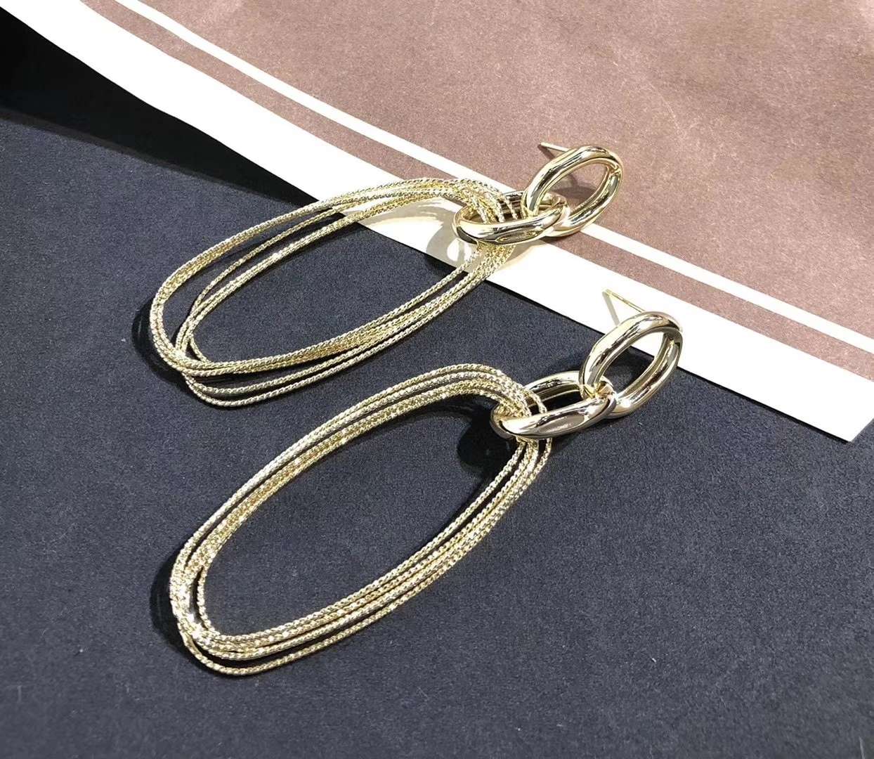 Retro diseño francés sentido pendientes de metal para mujeres verano premium pendientes coreanos temperamento premium influencers orejeras Application Scenario