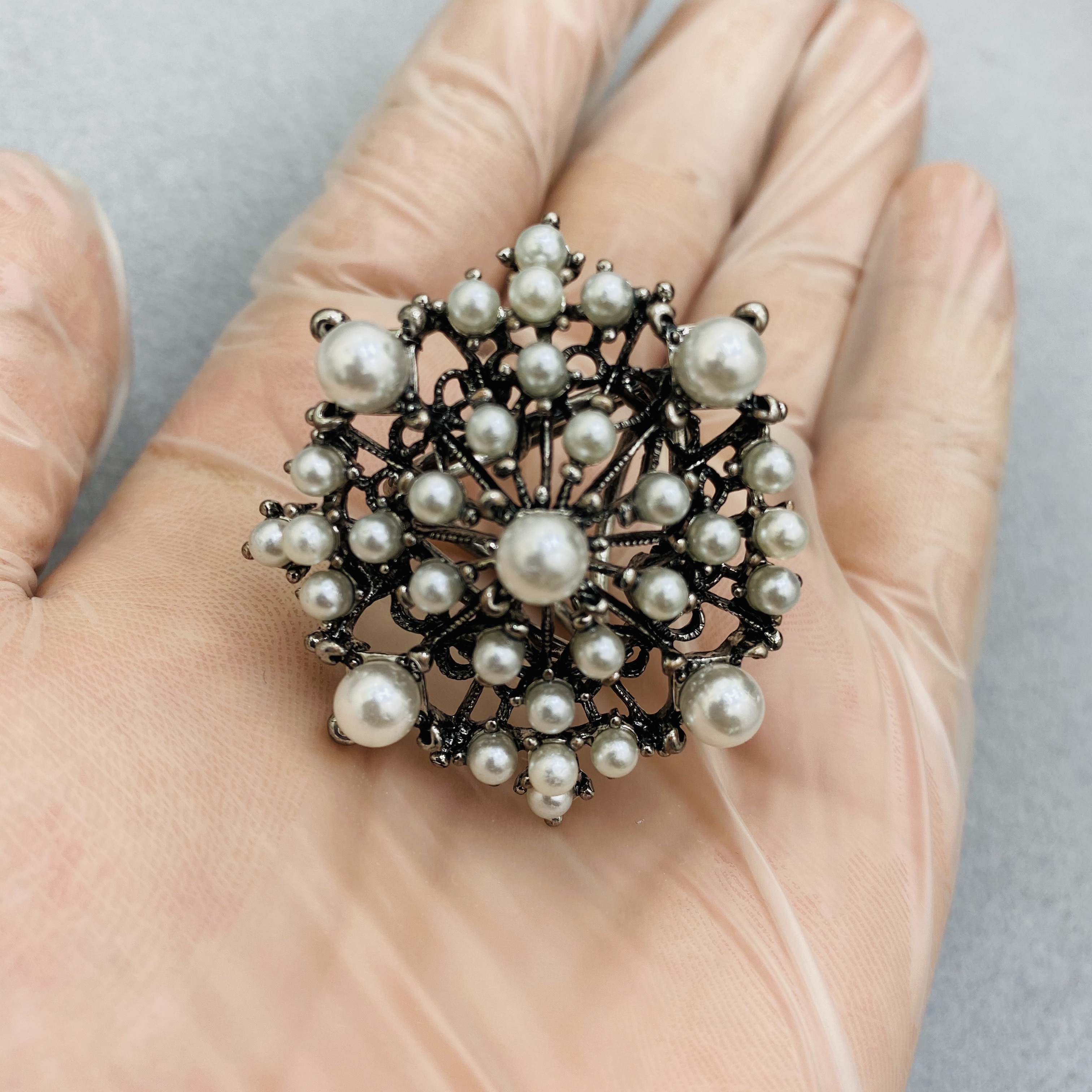 European and American retro pearl alloy corsage, elegant brooch, high-end silk scarf clasp birthday gift details Picture