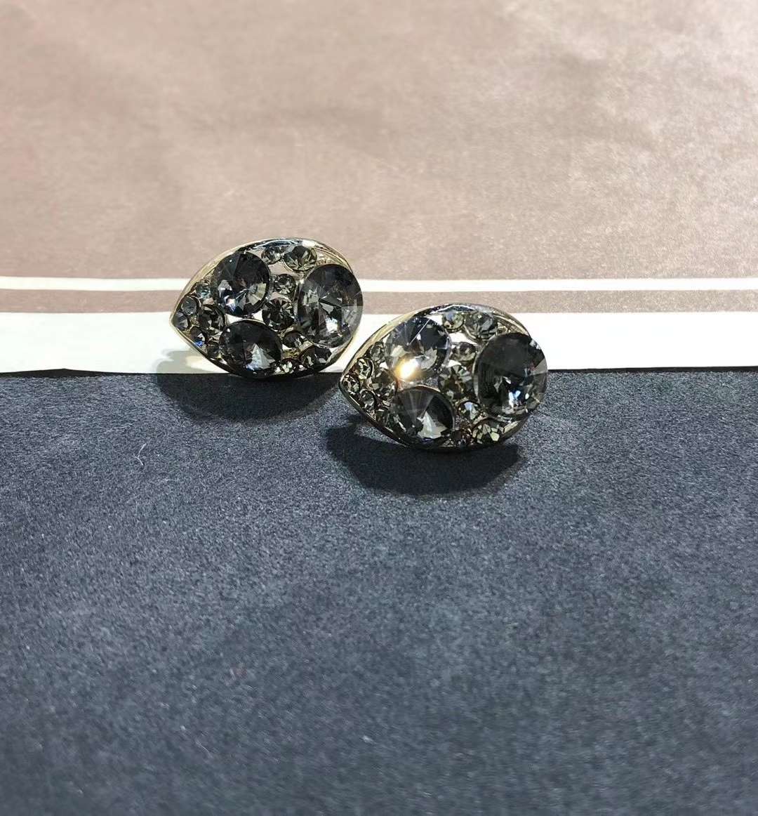 Retro French design style coffee gold earrings, high-end summer stud earrings for women, Korean-style high-end internet-famous earrings details Picture