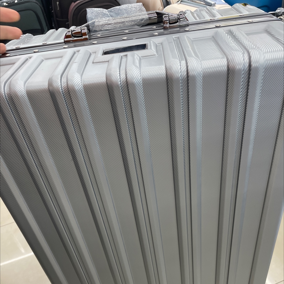 铝框行李箱，万向轮