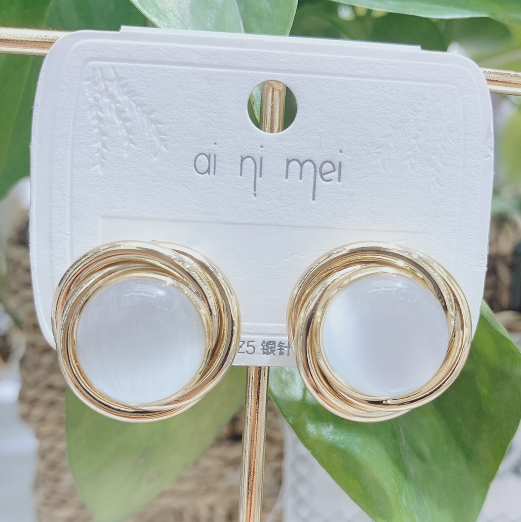 Earring Women's 2021 new trendy summer earrings, high-end stud earrings, elegant and grand, retro Hong Kong style, attracting love