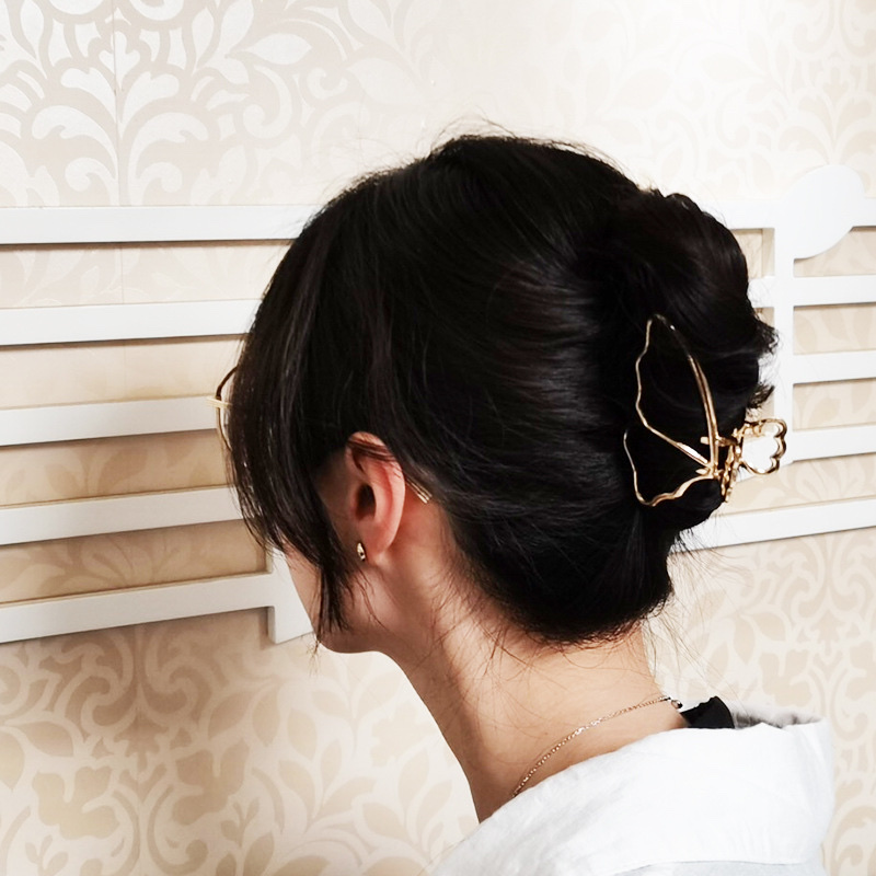 The popular small-sized metal butterfly grabber for the back of the head is a simple and elegant Korean-style shark clip for women Application Scenario