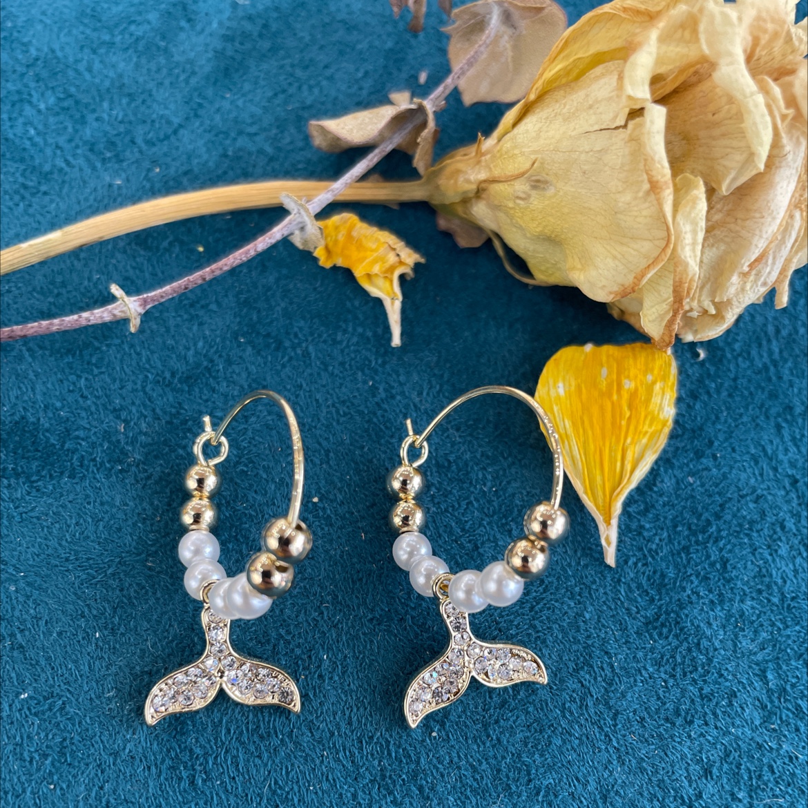 The new three-dimensional fishtail pearl earrings and stud earrings from Yudie are exquisite, fashionable and elegant. Yudie accessories Item Picture