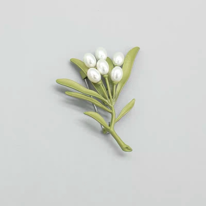 Natural solid green long-leaf plant pearl leaf brooch for women, Korean-style artistic Instagram style versatile collar pin Application Scenario