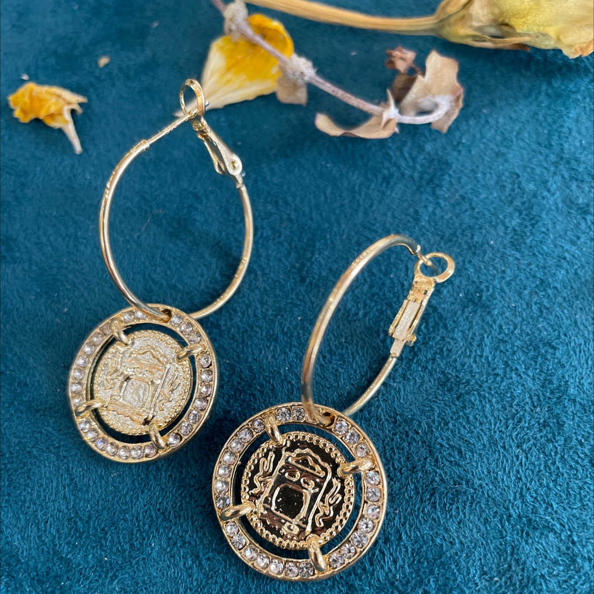 Yudie's new French retro portrait earrings, a light luxury and simple style s925 silver needle earrings Specification image