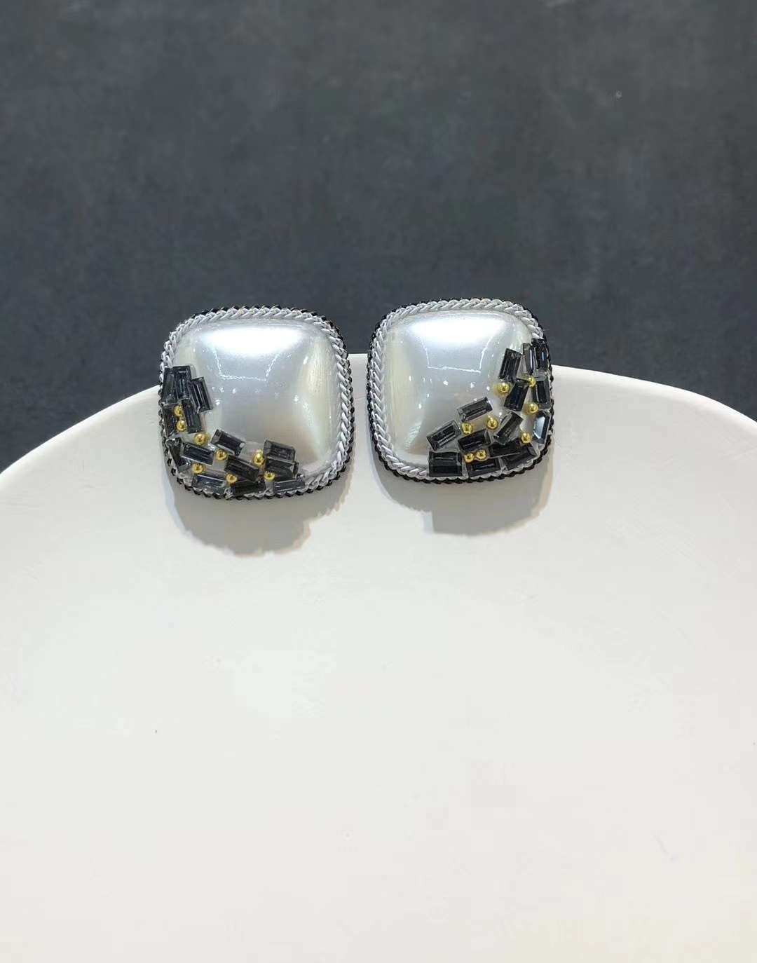 Retro French design style earrings, high-end summer stud earrings for women, elegant and sophisticated internet-famous earrings Item Picture