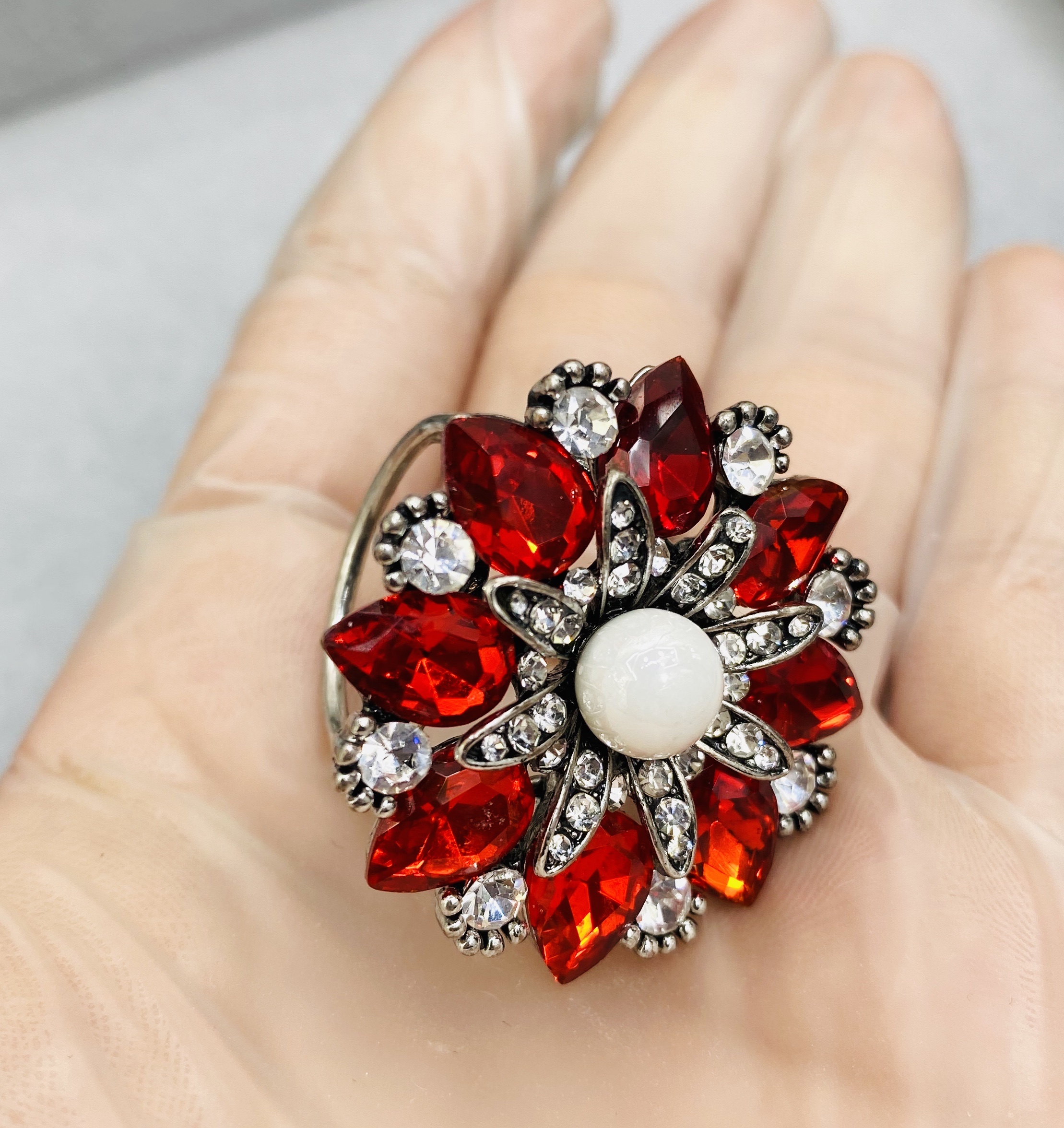 European and American retro snowflake series water diamond crystal alloy pearl brooch, elegant brooch, high-end silk scarf clasp birthday gift Item Picture
