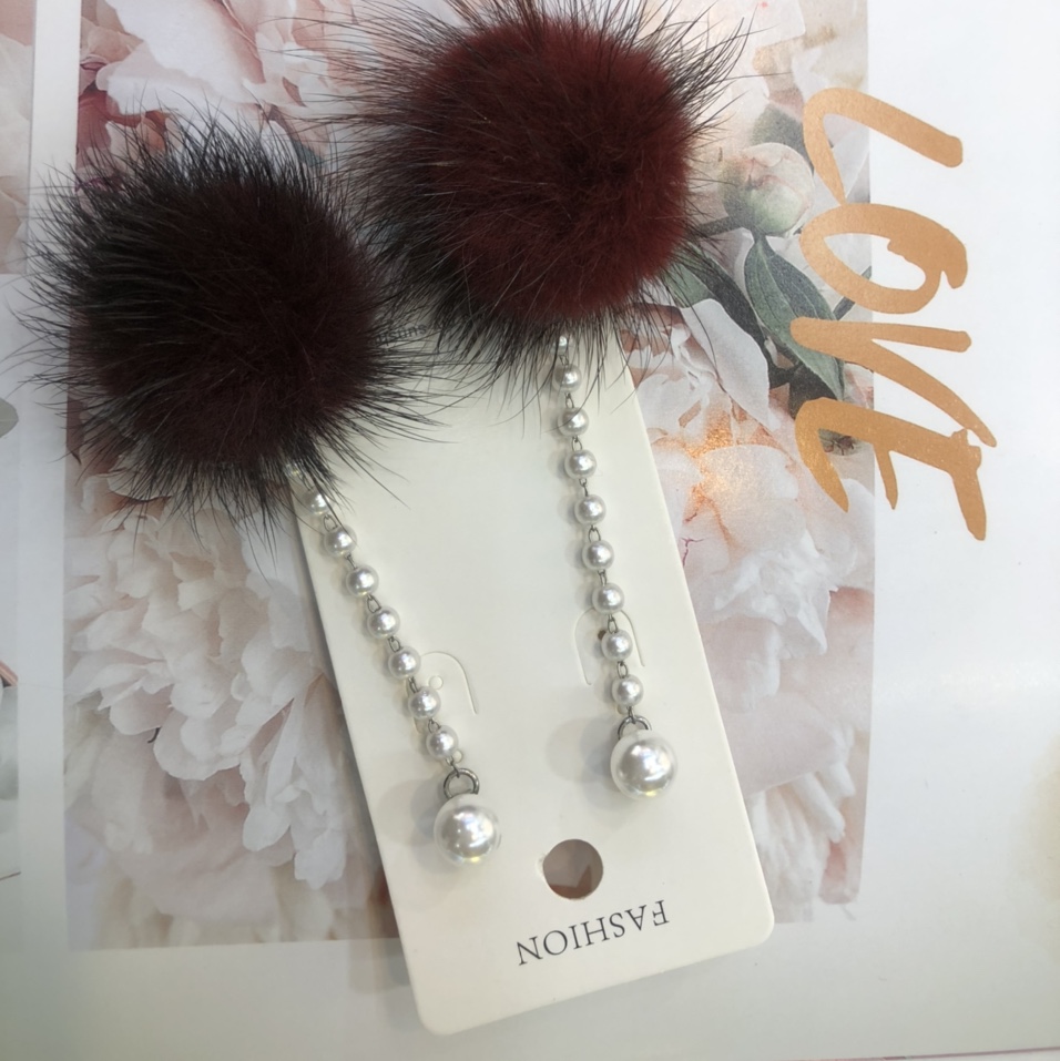 Network red with the Korean version of fashion temperament sable hairball pearl strip earrings girl
