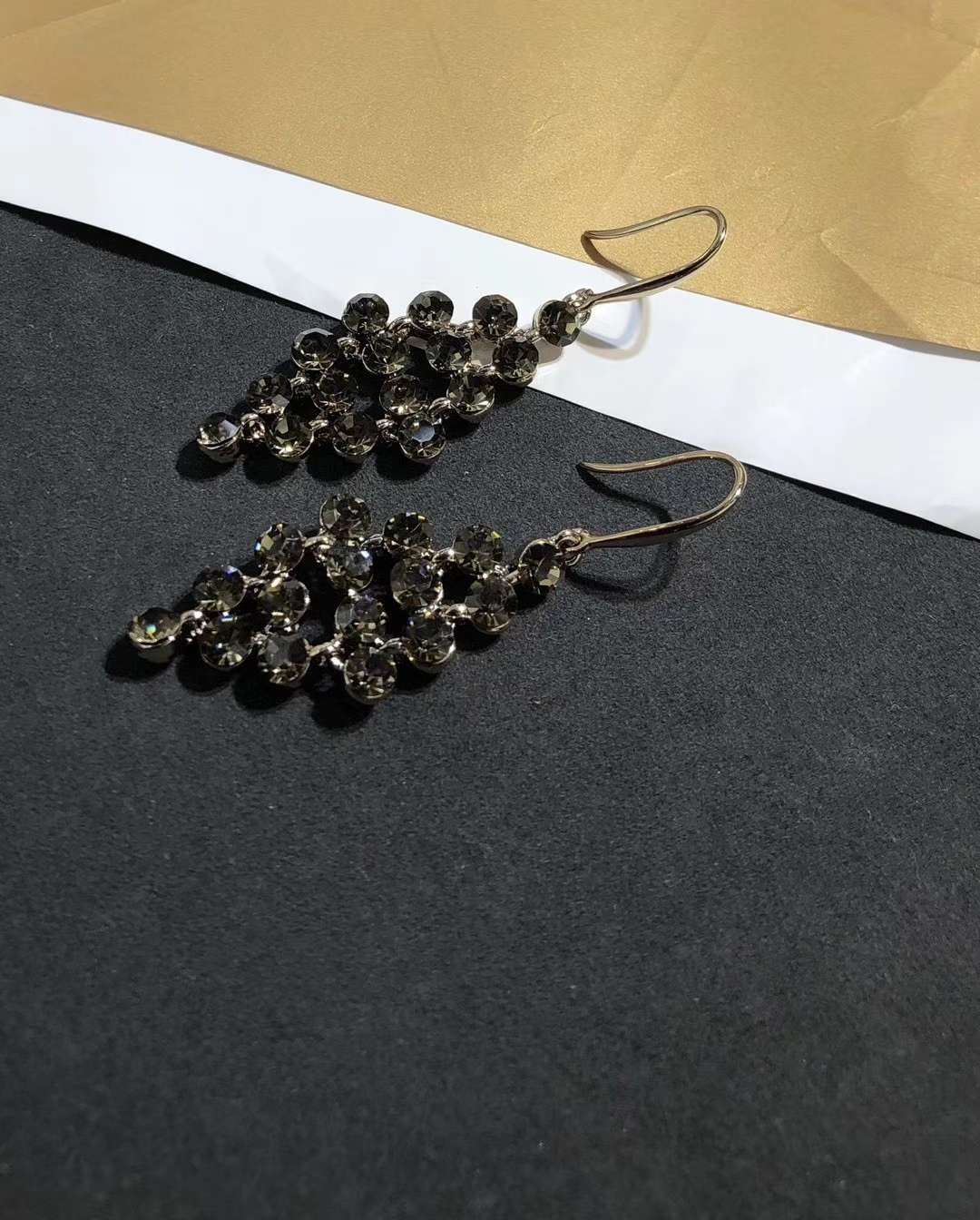 Retro French design earhook, coffee gold earrings, high-end summer stud earrings for women, Korean-style high-end internet-famous earrings Application Scenario